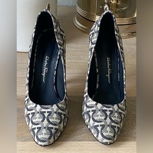 Salvatore Ferragamo Judy Pumps Size 7B
